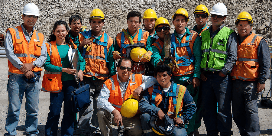 Ingenieros y técnicos de paggi ingenieros posando en una obra en mina